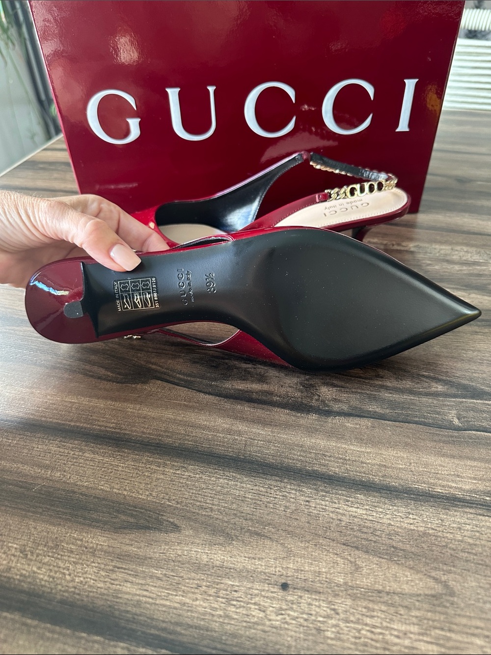 Gucci Signoria Burgundy Patent Leather Slingback Pumps with Gold Chain - Picture 3 of 10